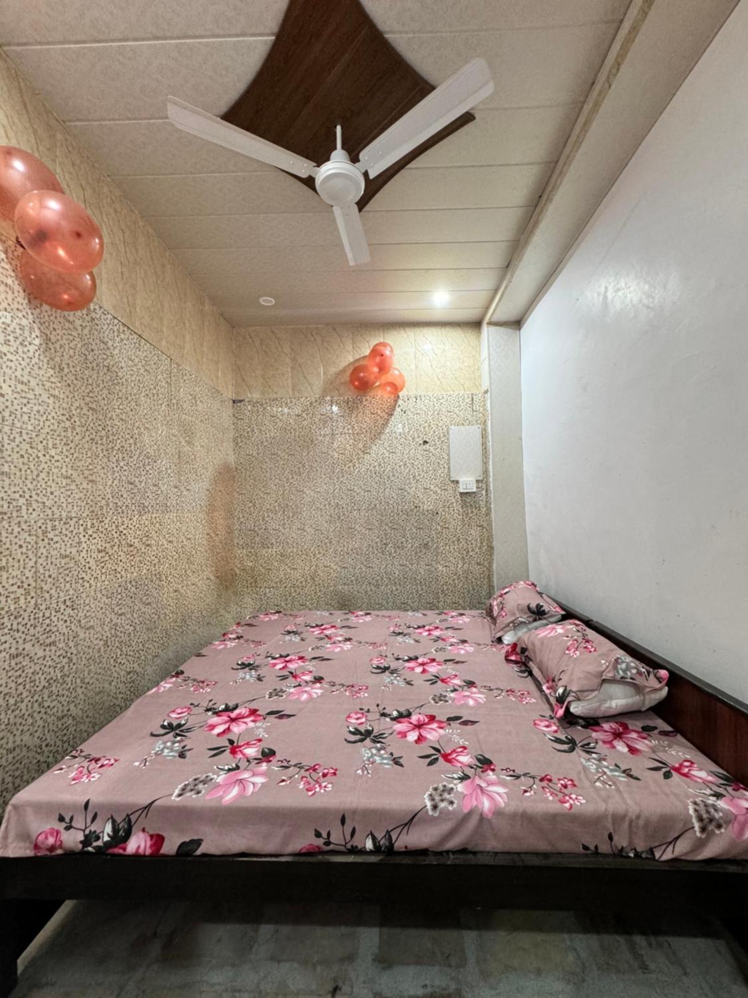 Pakhi Residency Hotell Vrindāvan Exteriör bild