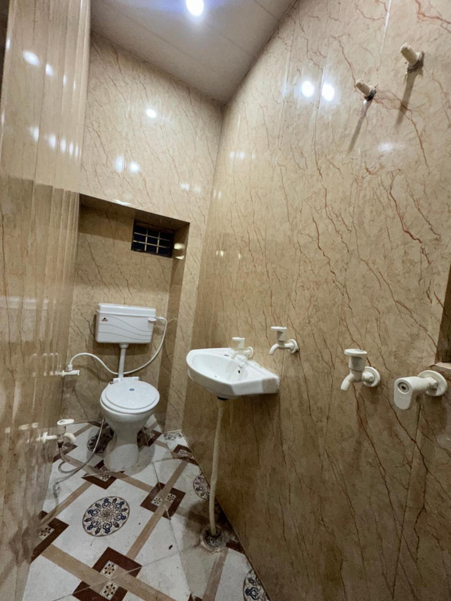 Pakhi Residency Hotell Vrindāvan Exteriör bild