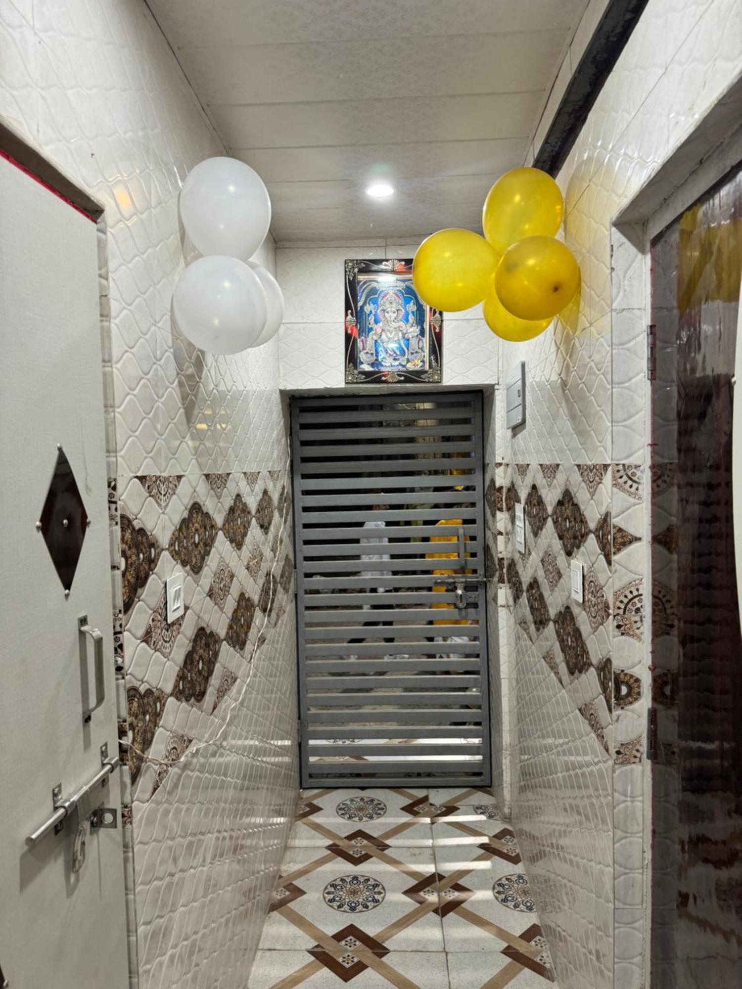 Pakhi Residency Hotell Vrindāvan Exteriör bild