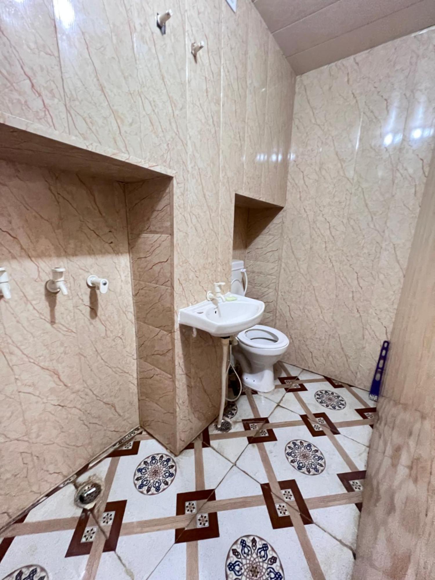 Pakhi Residency Hotell Vrindāvan Exteriör bild