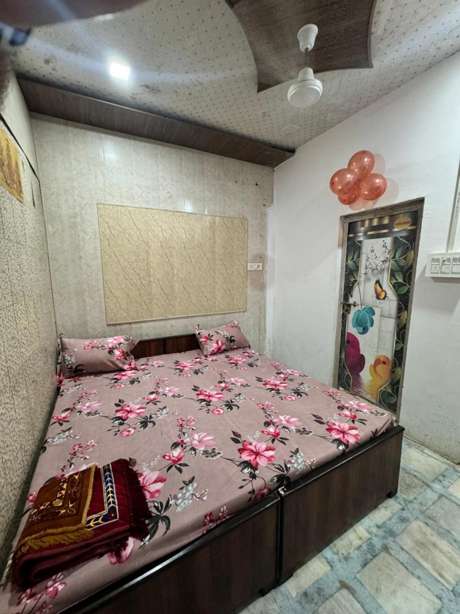 Pakhi Residency Hotell Vrindāvan Exteriör bild