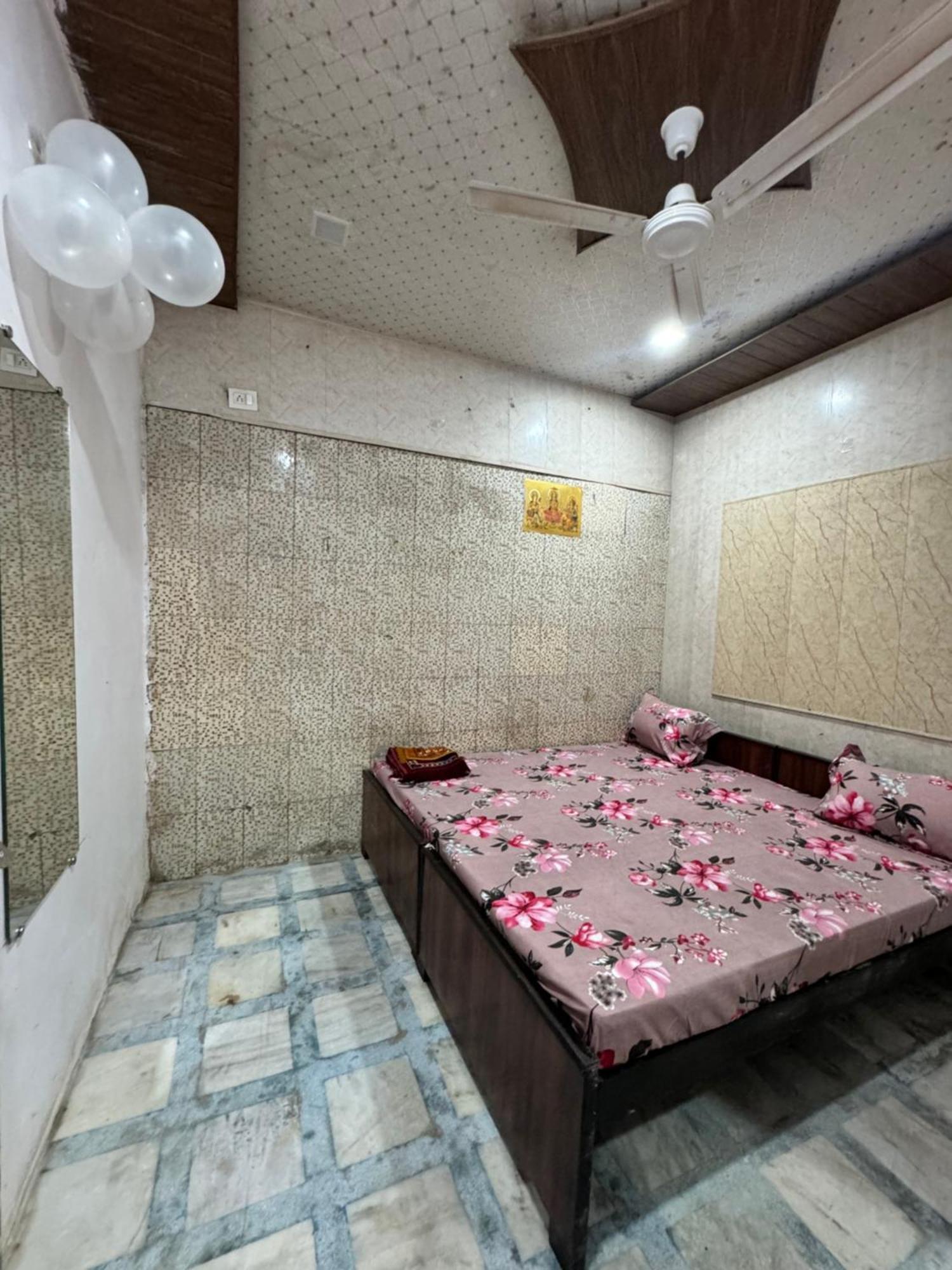 Pakhi Residency Hotell Vrindāvan Exteriör bild